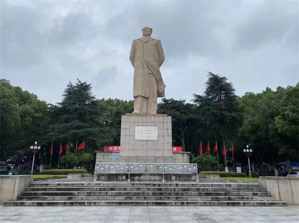 湖南大學(xué)，毛主席雕像